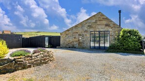 House | Exterior - Barn in Whitby Near Coastal Footpath (Scarborough)