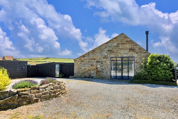House | Exterior - Barn in Whitby Near Coastal Footpath (Scarborough)