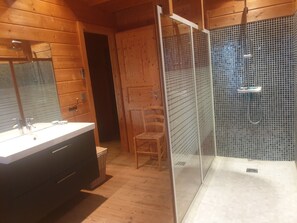 Douche, serviettes fournies, papier toilette