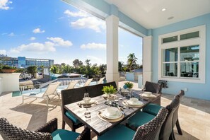 Outdoor dining - Seaside Villa Aqua luxury 4-bedroom villa in Fort Myers Beach incredible view (Fort Myers Beach)