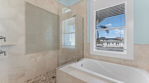 Douche, sèche-cheveux, serviettes fournies, savon