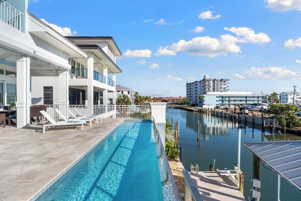 Outdoor pool, a heated pool - Seaside Villa Aqua luxury 4-bedroom villa in Fort Myers Beach incredible view (Fort Myers Beach)