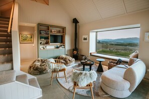 Living area - Ranger`s Retreat | Mountain Views | Secluded (Lake Hāwea)