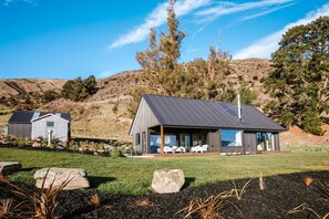 Exterior - Ranger`s Retreat | Mountain Views | Secluded (Lake Hāwea)