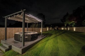 House, 3 Bedrooms, Balcony | Outdoor spa tub - Luxury Retreat, Hot Tub, SK Massage Bed & Tesla (Northwood)