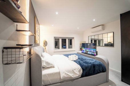 Ferienhaus, 3 Schlafzimmer, Balkon | 3 Schlafzimmer. Luxury Retreat, Hot Tub, SK Massage Bed & Tesla