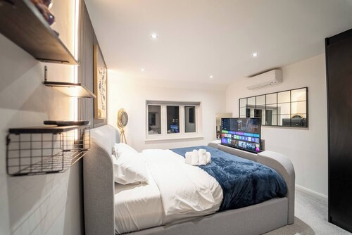 Luxury Retreat, Hot Tub, SK Massage Bed & Tesla