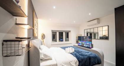 Luxury Retreat, Hot Tub, SK Massage Bed & Tesla