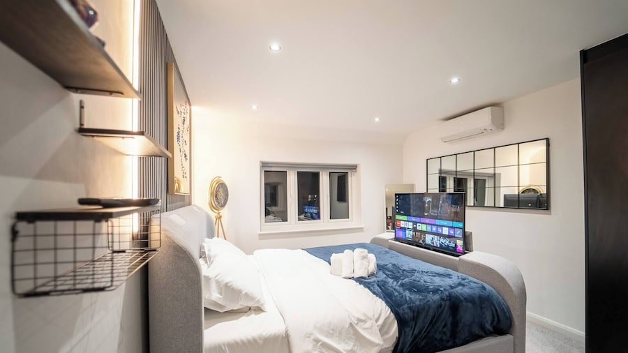 Luxury Retreat, Hot Tub, SK Massage Bed & Tesla