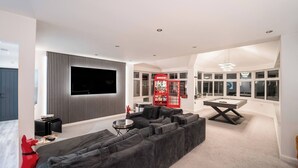 Living room - Luxury Retreat, Hot Tub, SK Massage Bed & Tesla (Northwood)