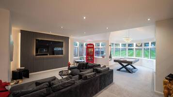 House, 3 Bedrooms, Balcony | Living room