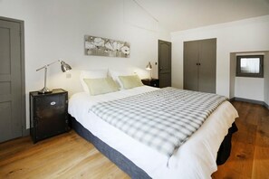 5 bedrooms, desk, iron/ironing board, travel cot