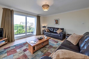 Cottage | Living room - Bungalow in Dyserth With Hot Tub & Waterfall (Rhyl)