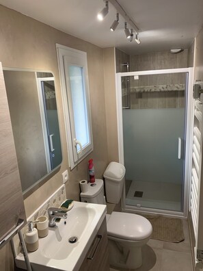 Douche, sèche-cheveux, serviettes fournies