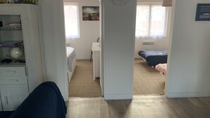 A room with a bed, a desk, and a clock on the wall. - In the heart of Andernos-les-Bains, 200 m from the beach (Andernos-les-Bains)