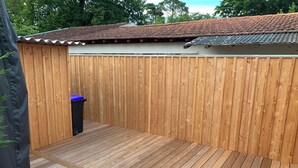 A wooden deck with a tiled roof and a wooden fence. - In the heart of Andernos-les-Bains, 200 m from the beach (Andernos-les-Bains)