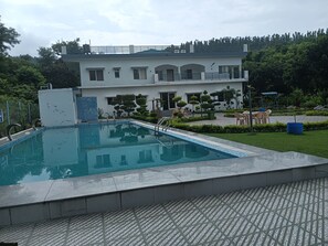 Kolam renang terbuka