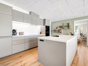 Kühlschrank, Mikrowelle, Geschirrspüler, Kochgeschirr/Geschirr/Besteck