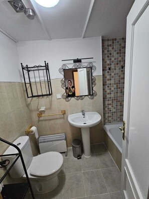 Séchoir à cheveux, serviettes fournies, savon, papier de toilette