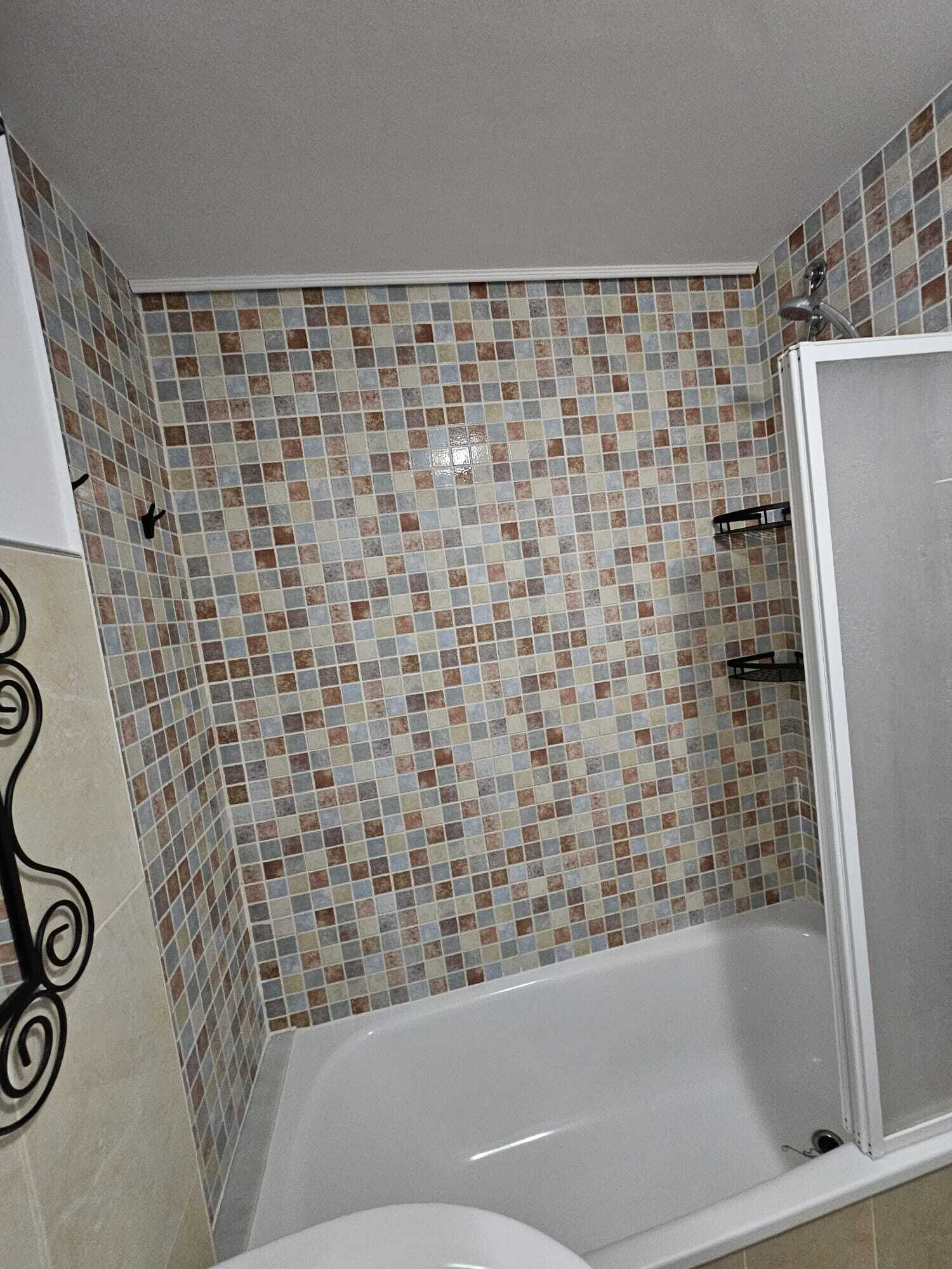 Een haardroger, handdoeken, zeep, toiletpapier