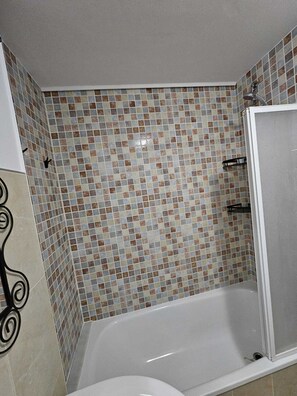 Haartrockner, Handtücher, Seife, Toilettenpapier