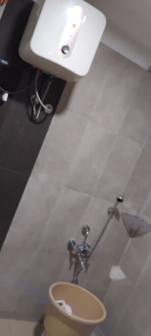 Deluxe Room, Garden View | Bathroom | Shower, towels, soap, shampoo - Pavanputra Resort Hassan (Hassan)