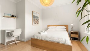 Room - Luxe 2BR w Smart TV Steps from Bondi Beach (North Bondi)