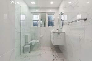 Shower, towels, shampoo, toilet paper - Modern 2-Bed Apartment w/ Parking near Bondi Beach (Bondi)