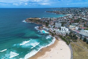 Beach - Modern 2-Bed Apartment w/ Parking near Bondi Beach (Bondi)