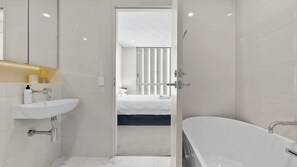 Douche, serviettes fournies, shampoing, papier toilette