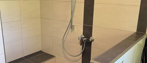 Dusche, Haartrockner, Handtücher, Seife