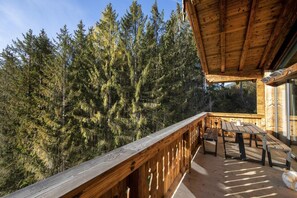 Une terrasse en bois offrant une vue sur une forêt dense.