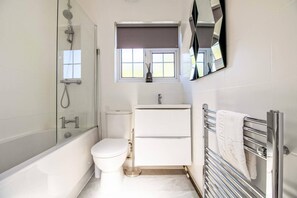 Departamento, 3 habitaciones, balcón | Baño | Papel de baño 