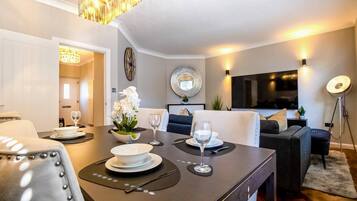 Apartment, 3 Bedrooms, Balcony | Dining room