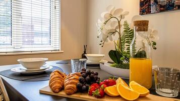 Apartment, 3 Bedrooms, Balcony | Dining