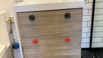 Douche, sèche-cheveux, serviettes fournies, savon