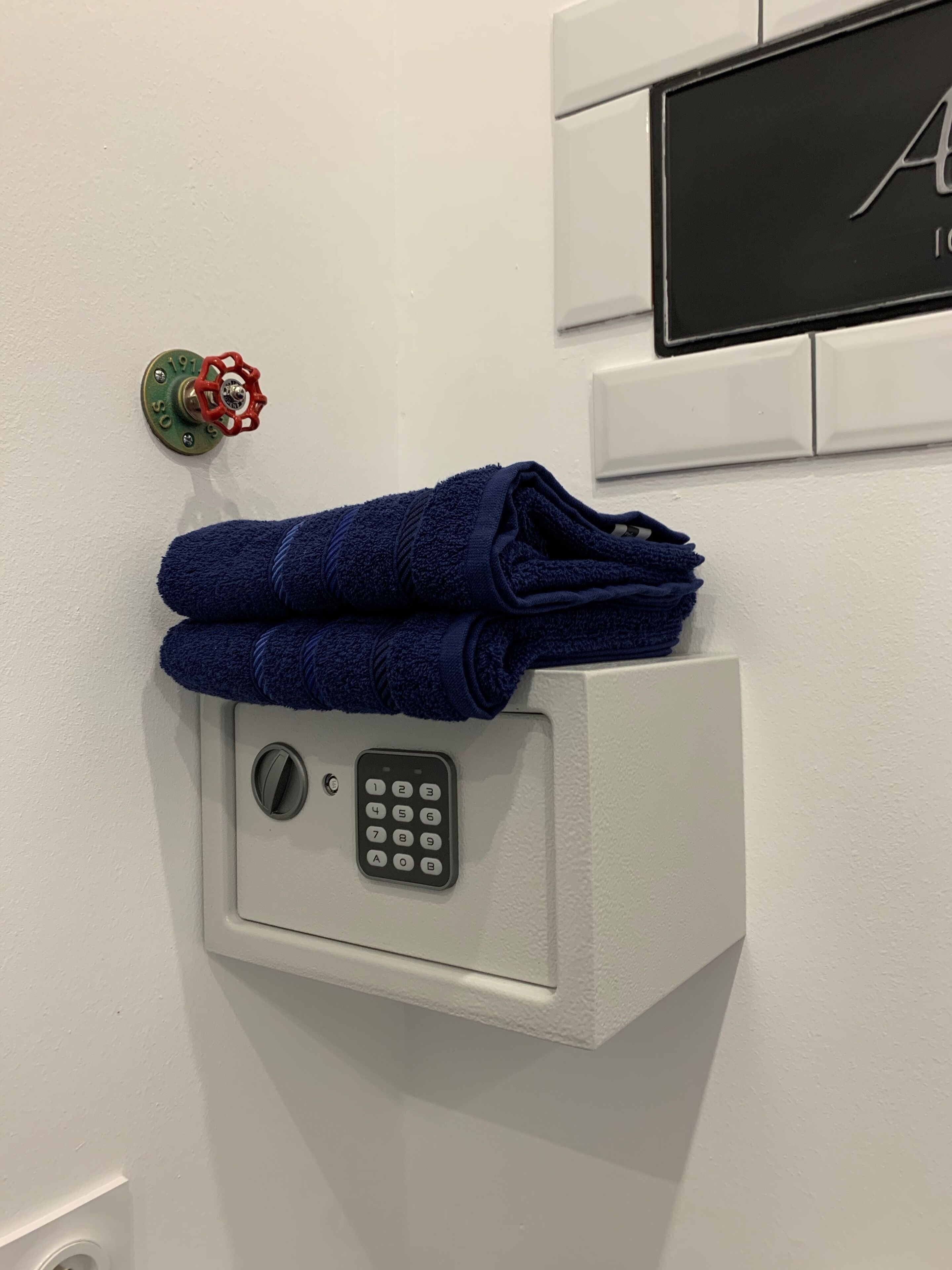 Une serrure de porte à clavier, avec une serviette posée sur le dessus.