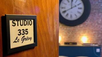 Un cartello incorniciato con la scritta 'STUDIO 335 Le Gravy' su un muro di legno.