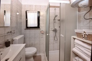 Douche, sèche-cheveux, serviettes fournies, savon