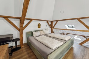 3 bedrooms, travel crib, free WiFi, bed sheets