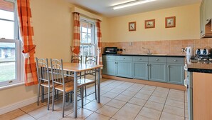 Cottage | Private kitchen - 2 Bedroom Cottage in Dorrington, No Deposit (Shrewsbury)