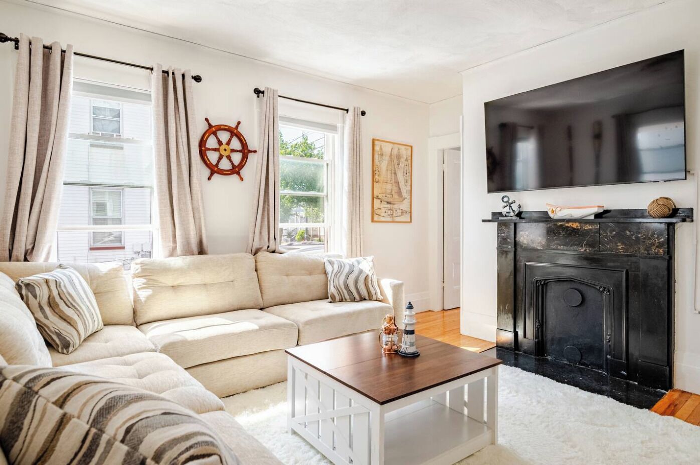 Smart-TV, bøker og kontorer