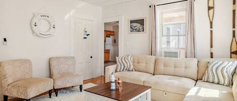 Una Smart TV, libros, una oficina