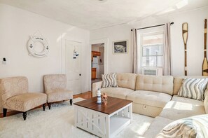 Una Smart TV, libros, una oficina