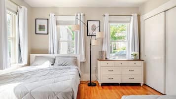 2 Schlafzimmer, Schreibtisch, Bügeleisen/Bügelbrett, Reisekinderbett