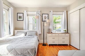 2 dormitorios, escritorio, tabla de planchar con plancha y cuna de viaje