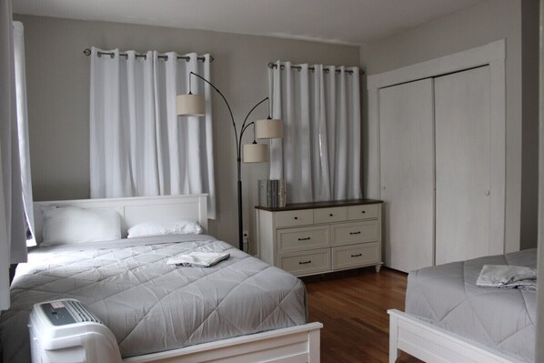 2 camere, una scrivania, ferro/asse da stiro, culla da viaggio