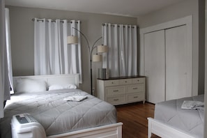 2 bedrooms, desk, iron/ironing board, travel crib