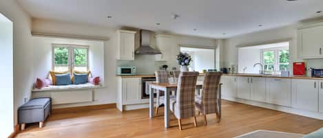 Apartment | Dining
