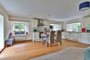Apartment | Dining - Charming North Yorkshire Apartment for 4, No Deposit (Pickering)